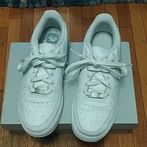 White air force ones 7Y boys can fit 8 5 in women'